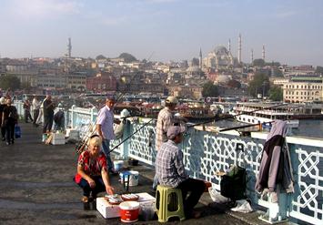 Рыбаки на Галатском мосту в Стамбуле